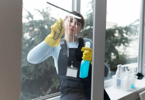 Nettoyage de vitres intérieures et extérieures à la Tour-du-Pin